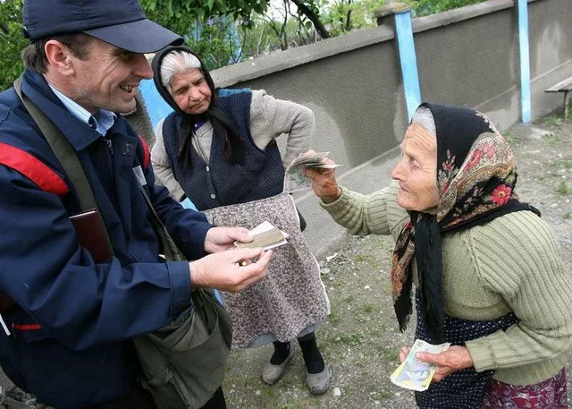 Când se dau pensiile în aprilie 2025, înainte de Paște. Cine primește banii mai devreme