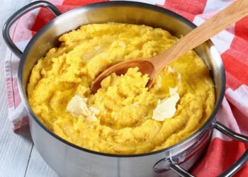 Cât timp se fierbe mălaiul pentru cea mai bună mămăligă? Sfaturi pentru un preparat perfect