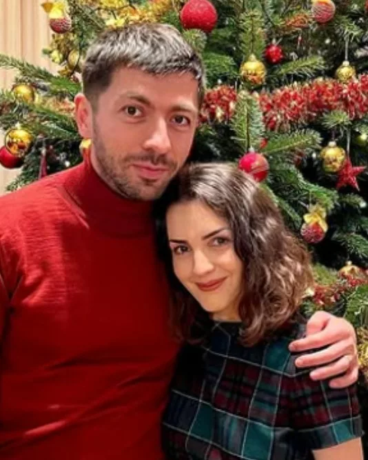 Ce diferență de vârstă există între Mircea Bravo și soția lui. Motivul pentru care vedetei îi este jenă să vorbească despre asta: „Mi-a fost rușine”