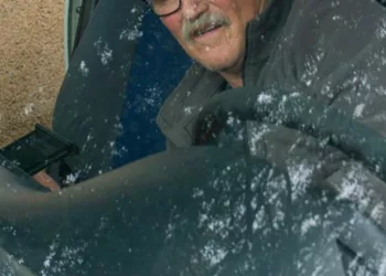 UN BĂRBAT CERE SĂ FIE DUS LA UN AZIL DE BĂTRÂNI, DAR FIUL SĂU ÎL DUCE ÎNTR-O DIRECȚIE COMPLET DIFERITĂ