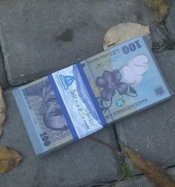 Un tânăr din Iași a găsit un „teanc de bani” într-un parc. Ce a descoperit după ce a sunat la poliție?