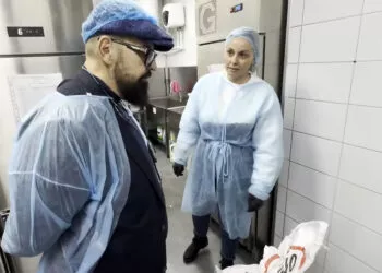 Piedone în inspecție la Plaza România: O angajată a unui fast-food a început curățenia în grabă când a aflat cine vine