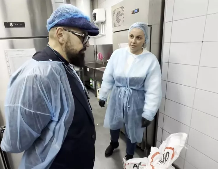 Piedone în inspecție la Plaza România: O angajată a unui fast-food a început curățenia în grabă când a aflat cine vine