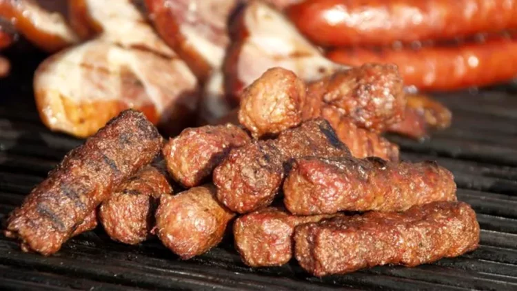 Carnea de mici, testată în laborator: toate probele au picat testele de siguranță alimentară