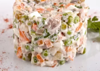 Salata de boeuf cu sau fără mazăre? O dezbatere (aproape) națională