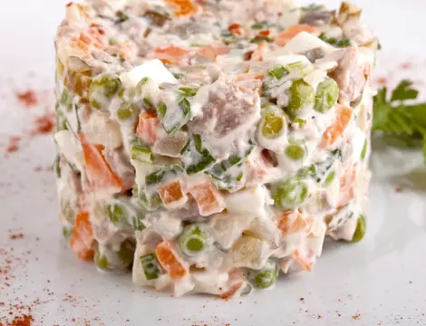 Salata de boeuf cu sau fără mazăre? O dezbatere (aproape) națională