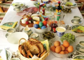 Tradiția vizitei finilor la nași de Paște: semnificație, gesturi și simboluri din inima credinței românești