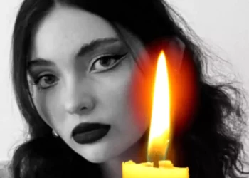 Alexandra, studentă la Drept, a fost condusă pe ultimul drum. Lacrimi și durere pentru o viață curmată mult prea devreme