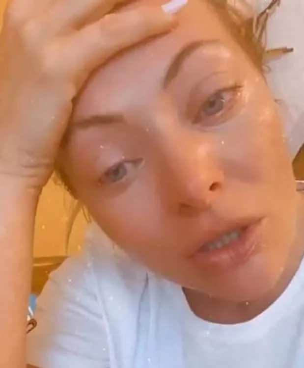 Delia, vacanță cu peripeții: s-a urcat într-un copac de frică, după ce a fost atacată de câini