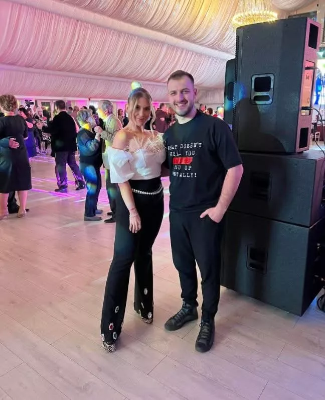 Oana Radu s-a căsătorit în secret cu colegul de trupă, Șerban Balaban. Primele imagini cu rochia de mireasă neconvențională