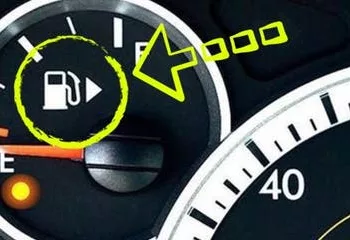 Săgeata de lângă Pompa de Benzină: Detaliul Simplu care Îți Ușurează Viața la Volan