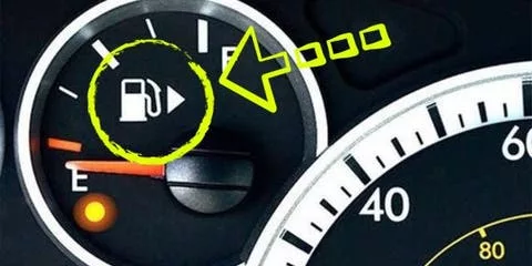 Săgeata de lângă Pompa de Benzină: Detaliul Simplu care Îți Ușurează Viața la Volan