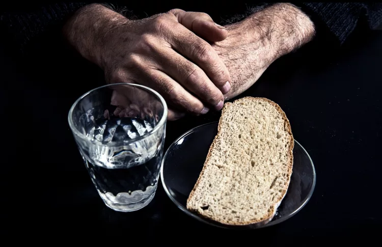 Tichete sociale de Paște 2025 pentru pensionarii cu venituri mici: cine le primește și cum se obțin