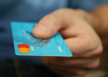 Plăți sociale programate pentru 8 mai: Alocații și indemnizații virate pe cardurile beneficiarilor