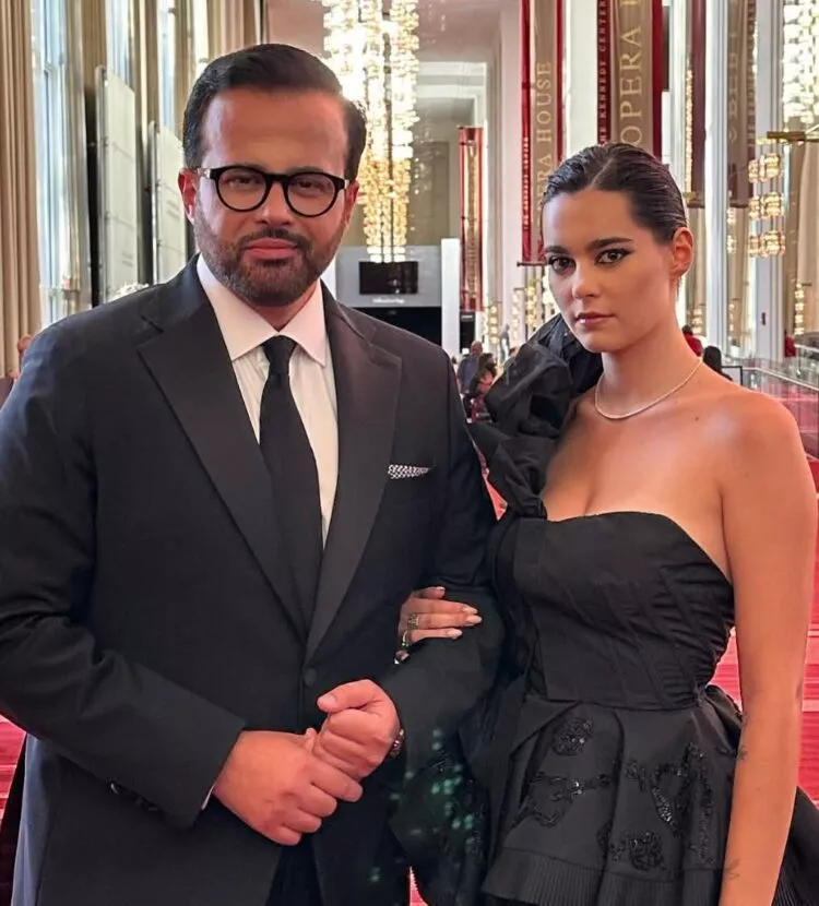 Soția și fiica lui Mihai Gâdea, două prezențe discrete și remarcabile: Agatha Kundri și Karina Maisha