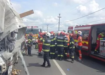 Accident grav între un autocar și un autocamion la Lețcani: 17 victime transportate la spital, una în stare gravă preluată cu elicopterul SMURD