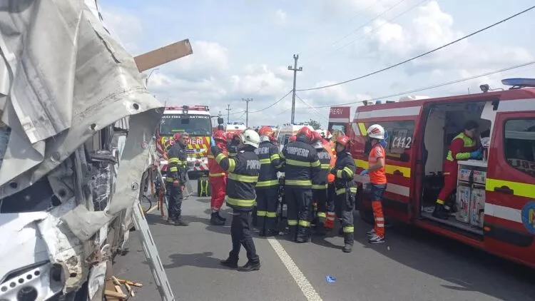 Accident grav între un autocar și un autocamion la Lețcani: 17 victime transportate la spital, una în stare gravă preluată cu elicopterul SMURD
