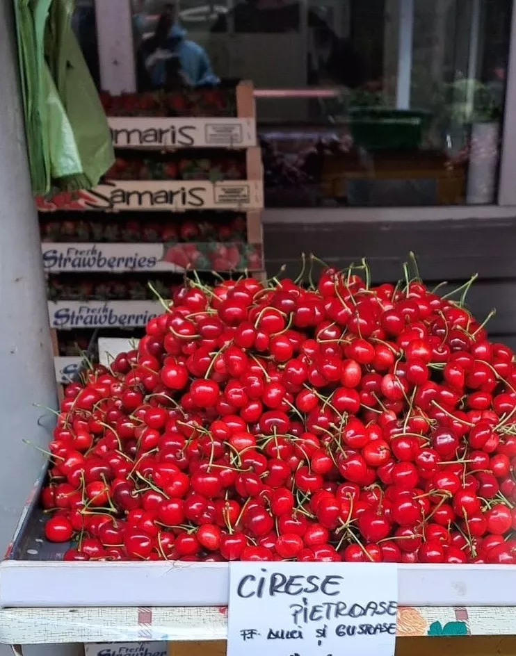 Cât costă acum cireșele în Piața Gorjului din București. Prețul s-a înjumătățit față de săptămâna trecută!