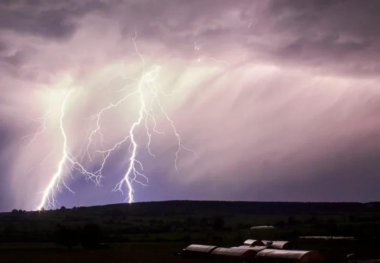 Cod galben de vreme severă în 25 de județe. Averse torențiale, vijelii și grindină anunțate de ANM