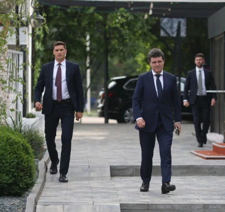 Cine este ofițerul SPP care îl păzește pe Nicușor Dan și a devenit viral pe internet: detalii inedite despre „bărbatul misterios” care a cucerit româncele