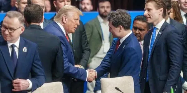 Imagine simbolică la Haga: Nicușor Dan și Donald Trump, strângere de mână istorică