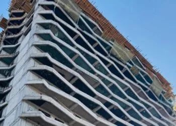 Tragedie în stațiunea Olimp: un bărbat de 58 de ani a murit după ce a căzut de la etajul 10 al unei clădiri în construcție