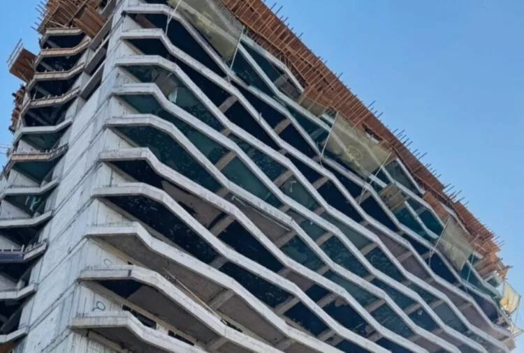 Tragedie în stațiunea Olimp: un bărbat de 58 de ani a murit după ce a căzut de la etajul 10 al unei clădiri în construcție