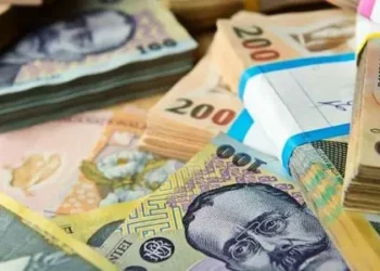 Tot mai mulți români aleg să-și țină banii „la saltea” în 2025. Ce riscuri implică păstrarea numerarului în locuință