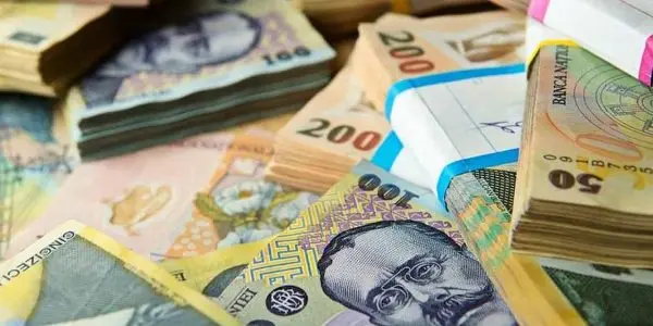 Tot mai mulți români aleg să-și țină banii „la saltea” în 2025. Ce riscuri implică păstrarea numerarului în locuință