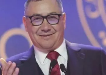 Victor Ponta, la braț cu noua iubită: apariție elegantă la evenimentul Zilei Regelui