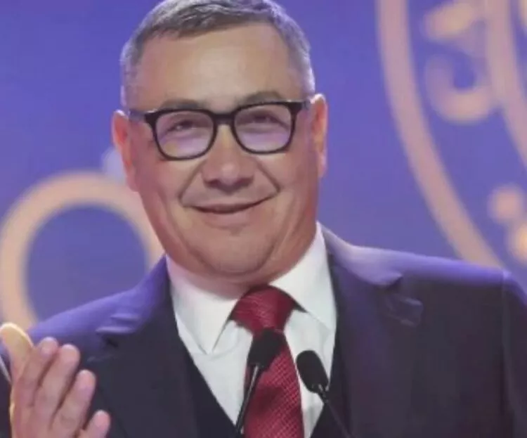 Victor Ponta, la braț cu noua iubită: apariție elegantă la evenimentul Zilei Regelui