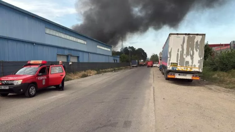 Incendiu de proporții în București! Flăcări și explozii posibile la un depozit cu butelii de oxigen