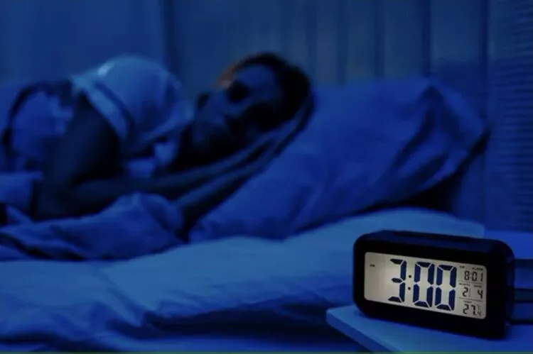 Te trezești des la ora 3 sau 4 dimineața? Ce semnificație ar putea avea și ce spun specialiștii