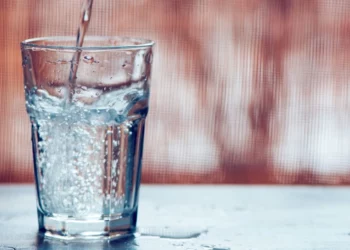 Apa minerală nu e pentru toată lumea: ce spun medicii despre riscurile ascunse ale consumului carbogazos