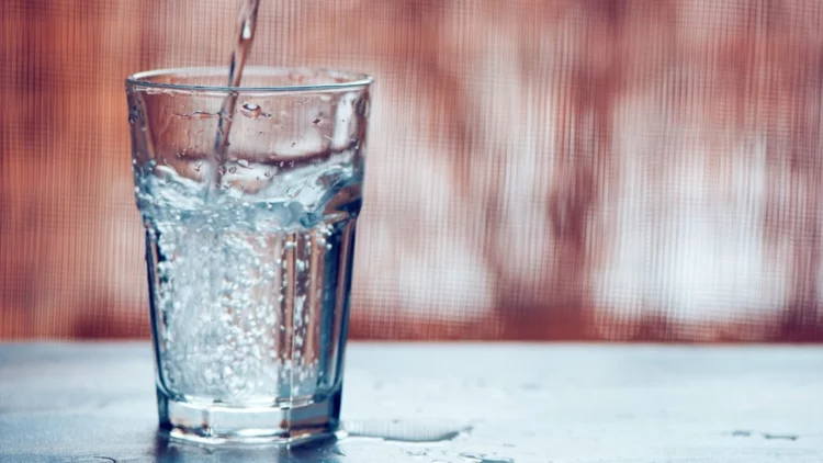 Apa minerală nu e pentru toată lumea: ce spun medicii despre riscurile ascunse ale consumului carbogazos