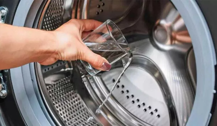 Cum îți cureți corect mașina de spălat cu oțet alb – trucuri simple pentru o durată de viață mai lungă