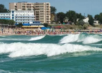 Stațiunea de pe litoral cu cel mai mare pericol de înec în 2025: gropi uriașe sub apă, greu de evitat