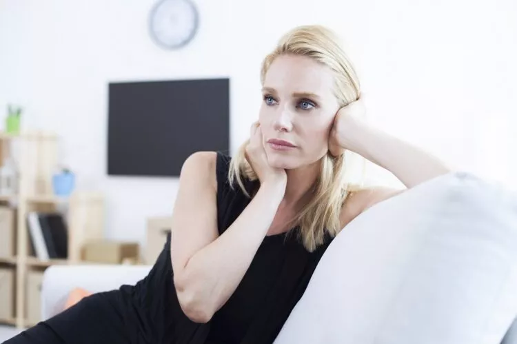 Menopauza precoce: cauze, simptome și ce soluții există pentru a o face mai ușor de gestionat