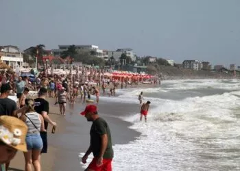 Apa mării a scăzut brusc la 15°C pe litoralul românesc. Ce spun meteorologii despre acest fenomen