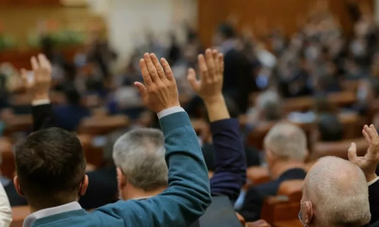 Cât câștigă un parlamentar în România: salarii, sume forfetare și diurne generoase