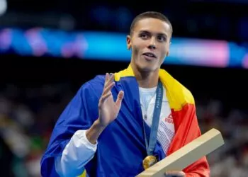David Popovici, din nou campion mondial! Aur la 200 m liber la Singapore și un premiu frumos