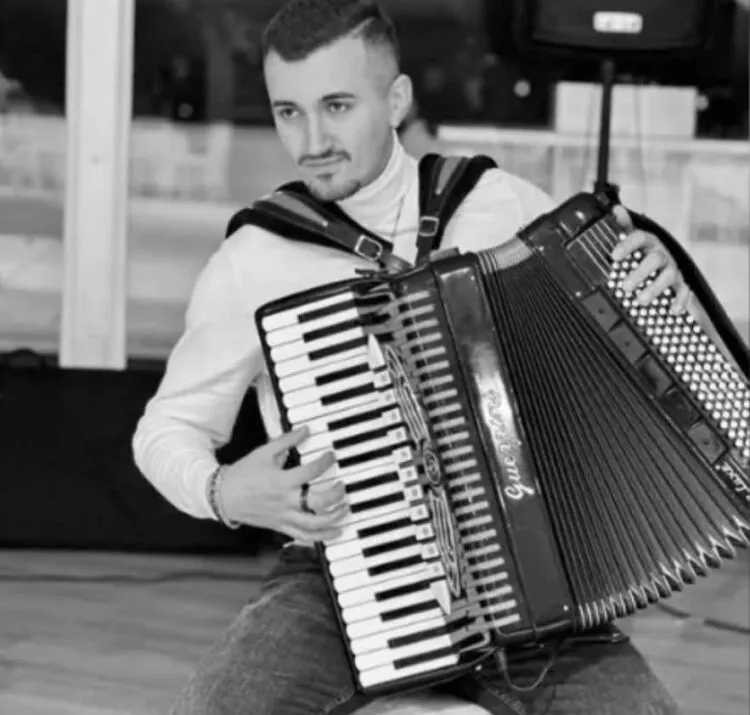 Doliu în muzica românească: Cristi Marin, un tânăr acordeonist din Pitești, a murit la doar 28 de ani