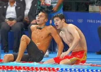 David Popovici, gest de campion în afara bazinului: imaginea care a devenit virală la Mondialele de natație