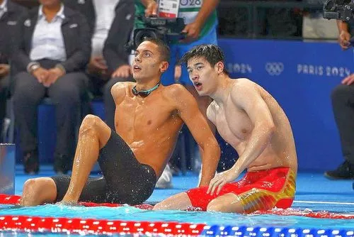 David Popovici, gest de campion în afara bazinului: imaginea care a devenit virală la Mondialele de natație