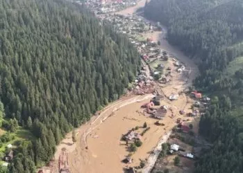 Inundații devastatoare în Moldova: trei oameni au murit luați de viitură, sute de localnici și turiști evacuați cu elicopterele