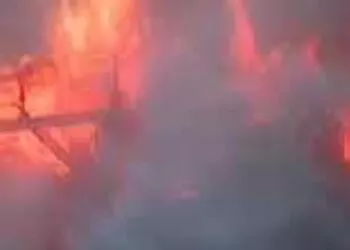 Incendiu puternic in București: cel puțin 4 case cuprinse de flăcări