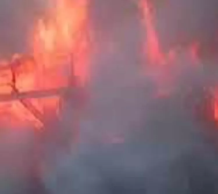 Incendiu puternic in București: cel puțin 4 case cuprinse de flăcări
