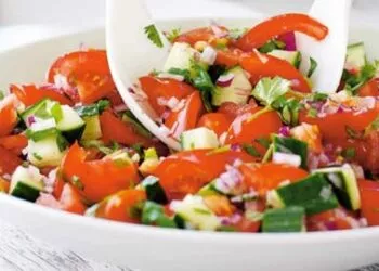 Se pune sau nu oțet în salata de roșii? Ce recomandă bucătarii și nutriționiștii