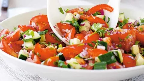 Se pune sau nu oțet în salata de roșii? Ce recomandă bucătarii și nutriționiștii