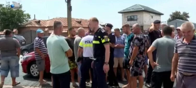 Vizită cu scandal în Lungulețu: ministrul Agriculturii, huiduit de localnici. „Apa este de la Dumnezeu!”